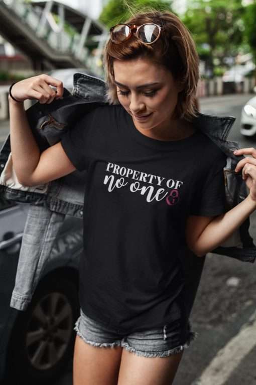t shirt mockup featuring a short haired woman at a city street 417 el